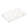 Kép 1/2 - Baba párna huzat - ék alakú New Baby BASIC fehér 59x37cm bear beige